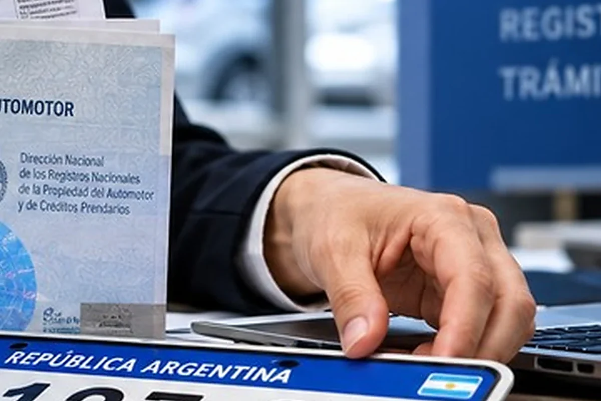 Manos analizando documentación vinculada a un caso de tránsito.