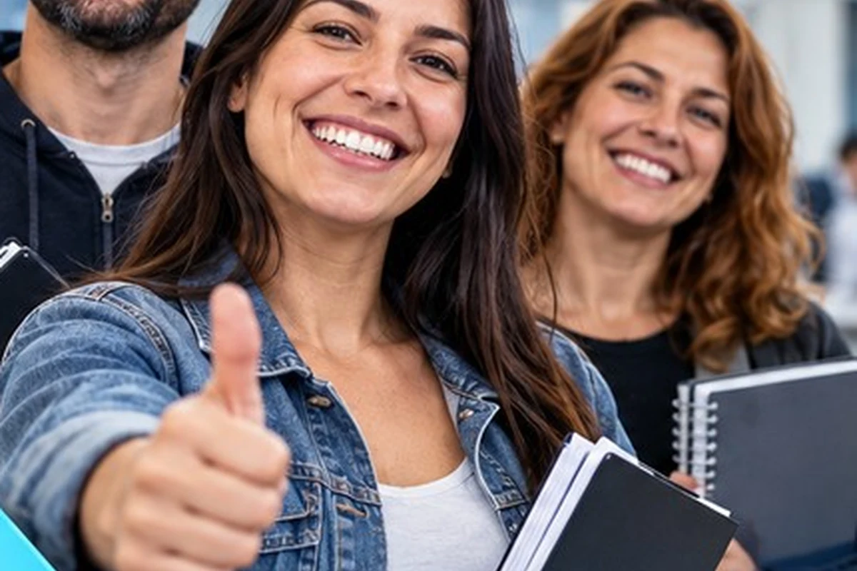 Adultos estudiando y pensando su próximo paso profesional.