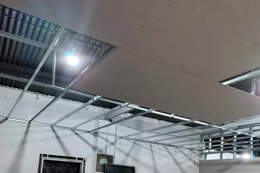 Trabajo real en obra: cielorraso de drywall a medio colocar, con la estructura a la vista.