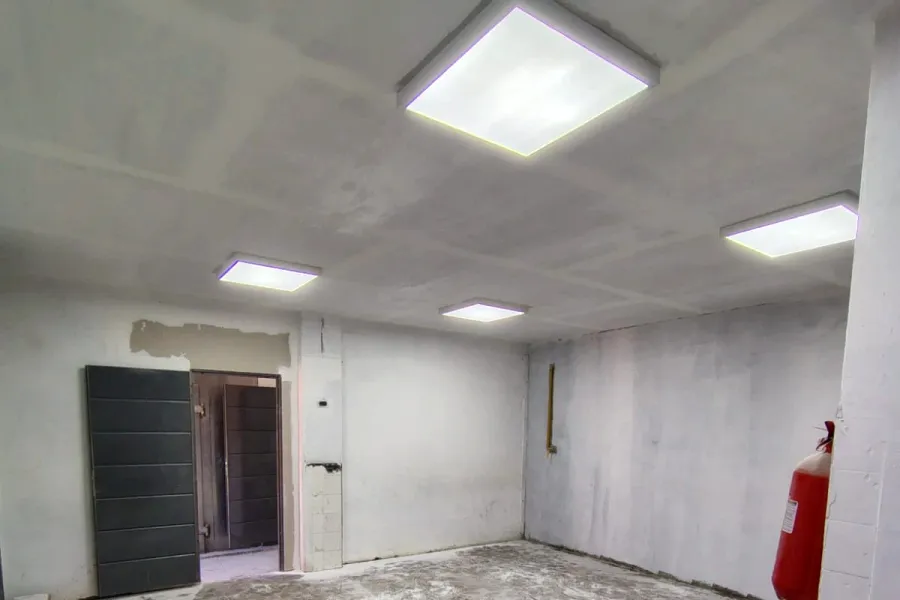 Trabajo real en obra: cielorraso de drywall terminado, con luces embutidas.