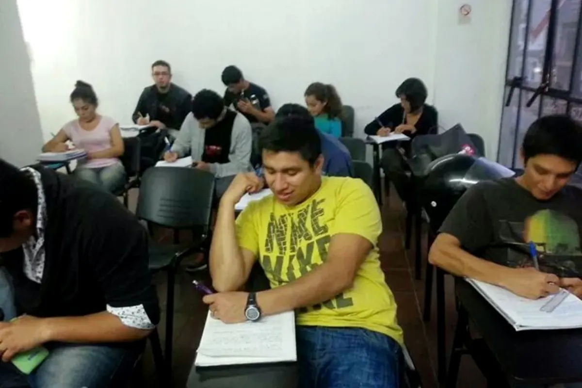 Estudiantes adultos en un aula de IPEA.