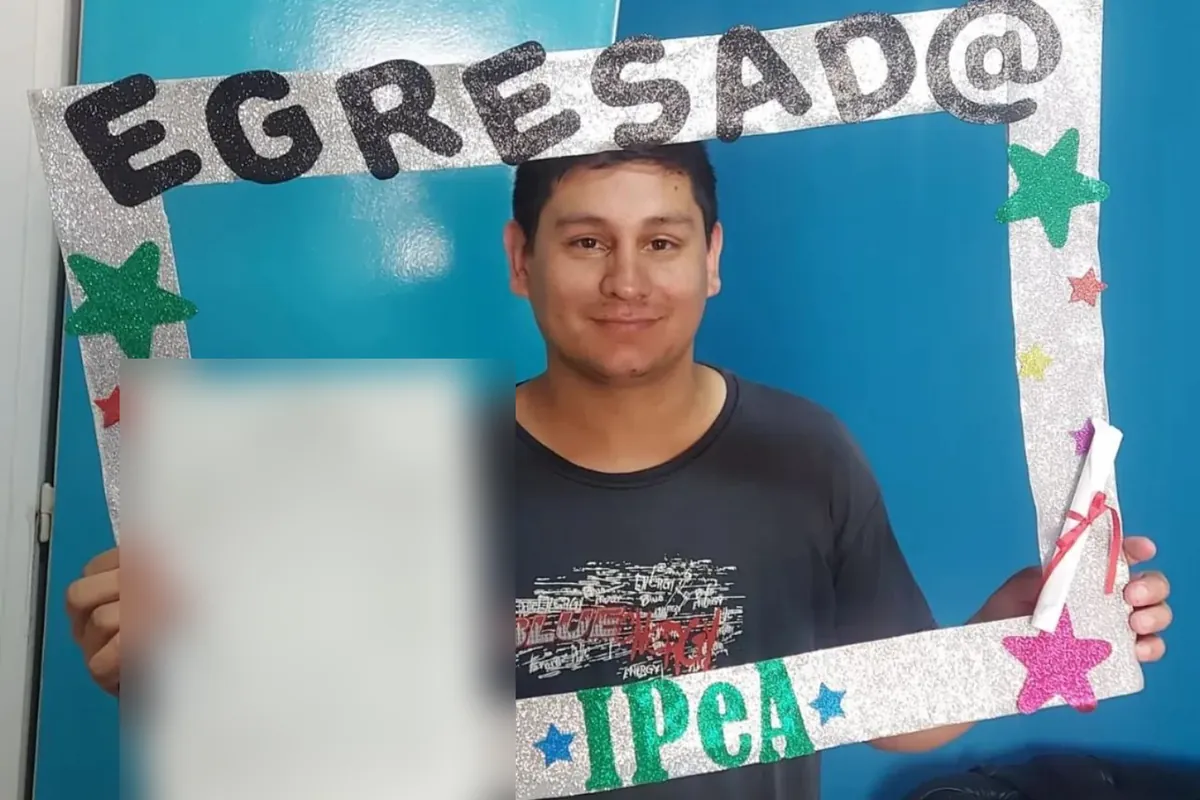 Egresado real de IPEA con su documentación, con los datos personales ocultos.