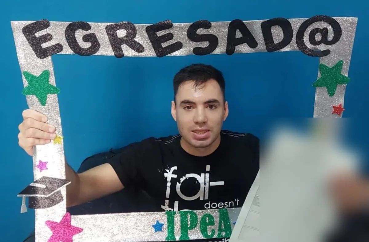 Egresado real de IPEA celebrando que terminó sus estudios, con la documentación anonimizada.